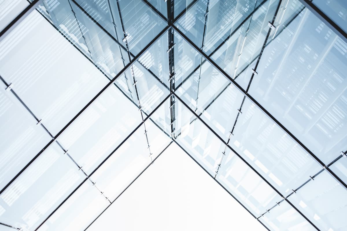 Fachada reflectiva — torre corporativa